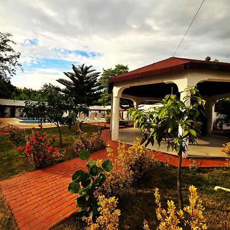 Madome Aparta Hotel Pedernales Exterior photo